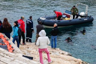 Βουλιαγμένη: Συνεχίζεται το θρίλερ με τον αγνοούμενο δύτη - Πού επικεντρώνονται οι έρευνες [βίντεο]